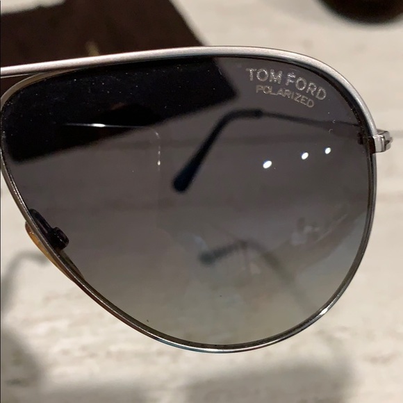 Authentic Tom ford polarized sunglasses (unisex) - Picture 3 of 8